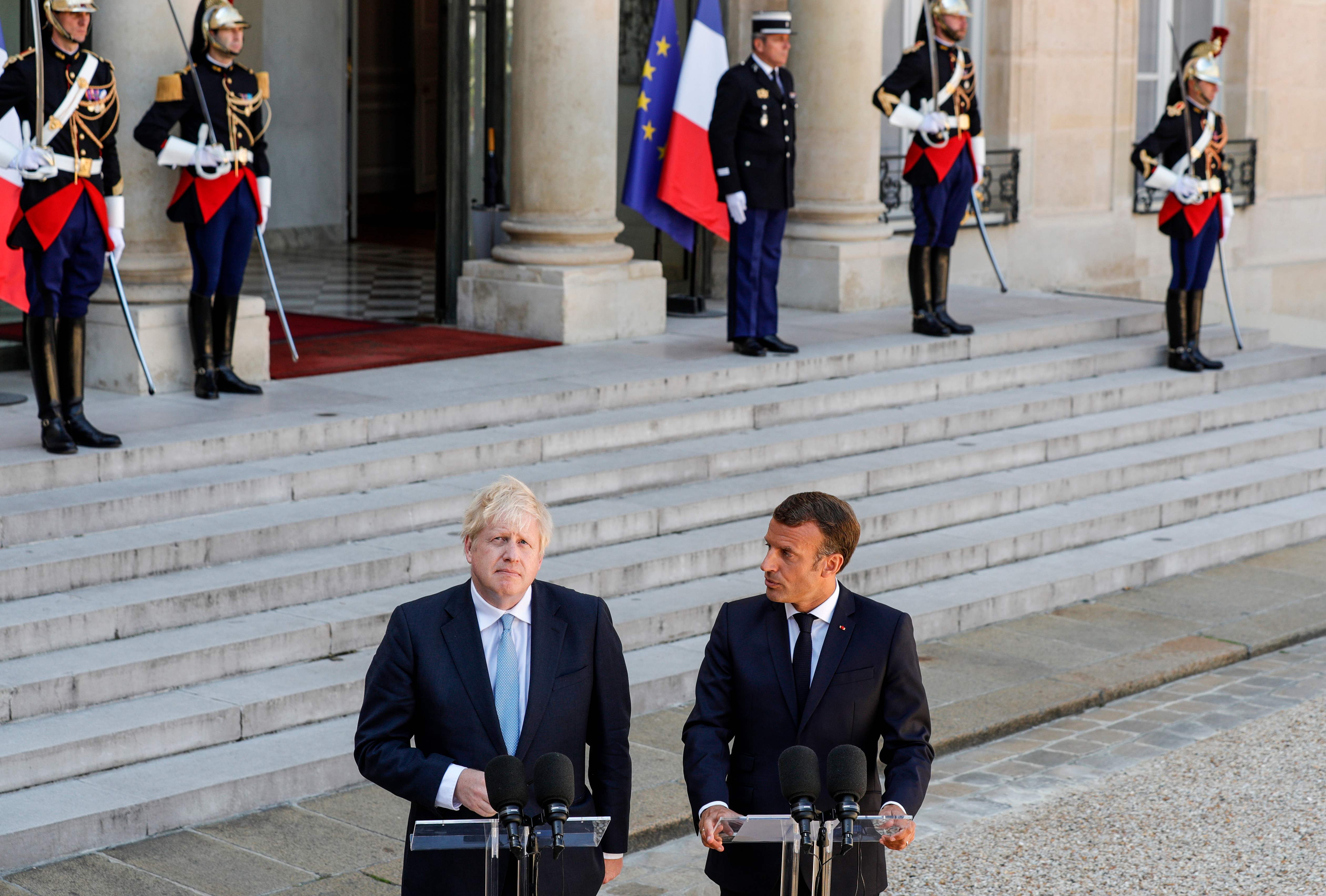 El primer ministro británico, Boris Johnson se reunión con el presidente de Francia, Emmanuel Macron. (Foto Prensa Libre: AFP)