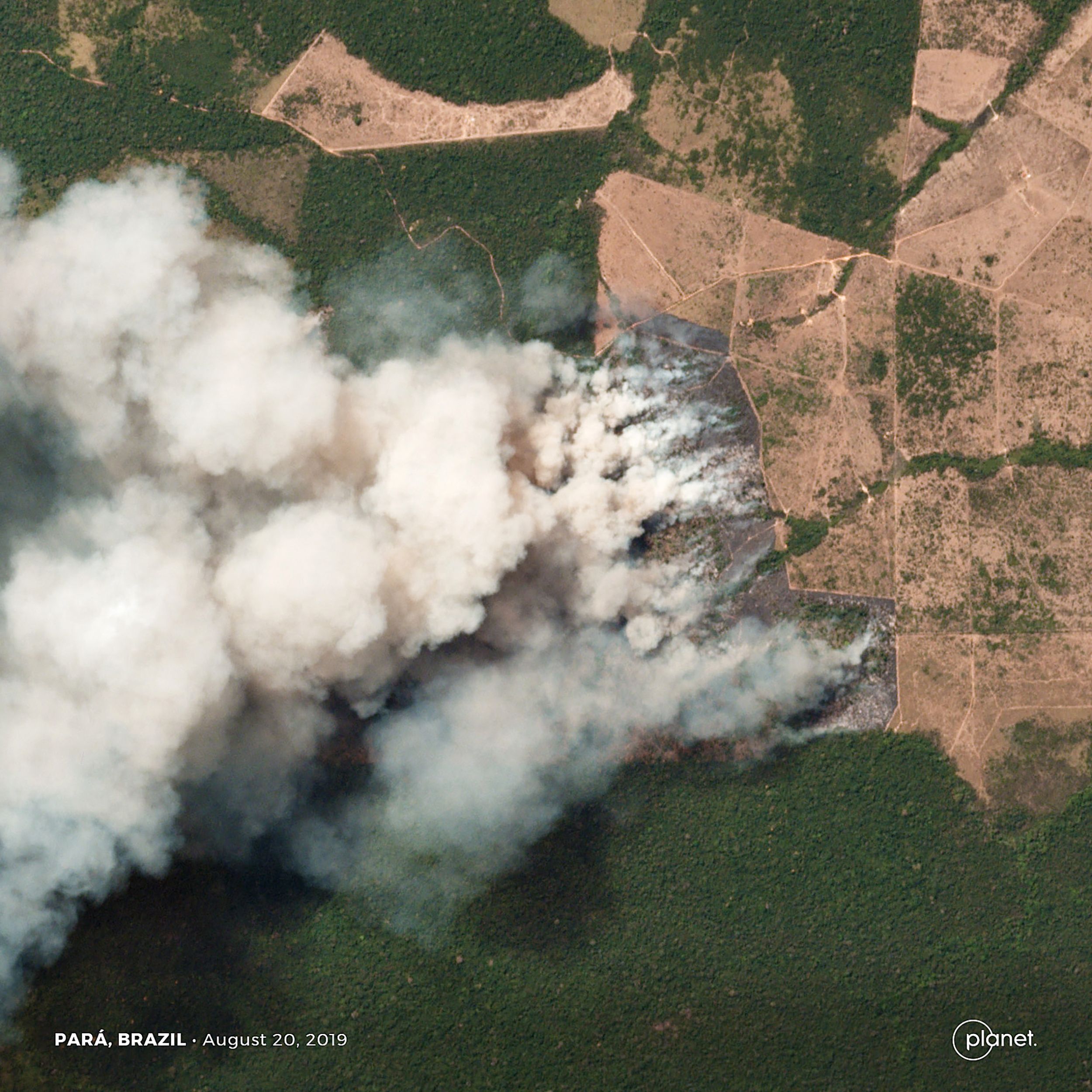 La imagen satelital muestra el humo observado por los incendios en Amazonas. (Foto Prensa Libre: AFP)