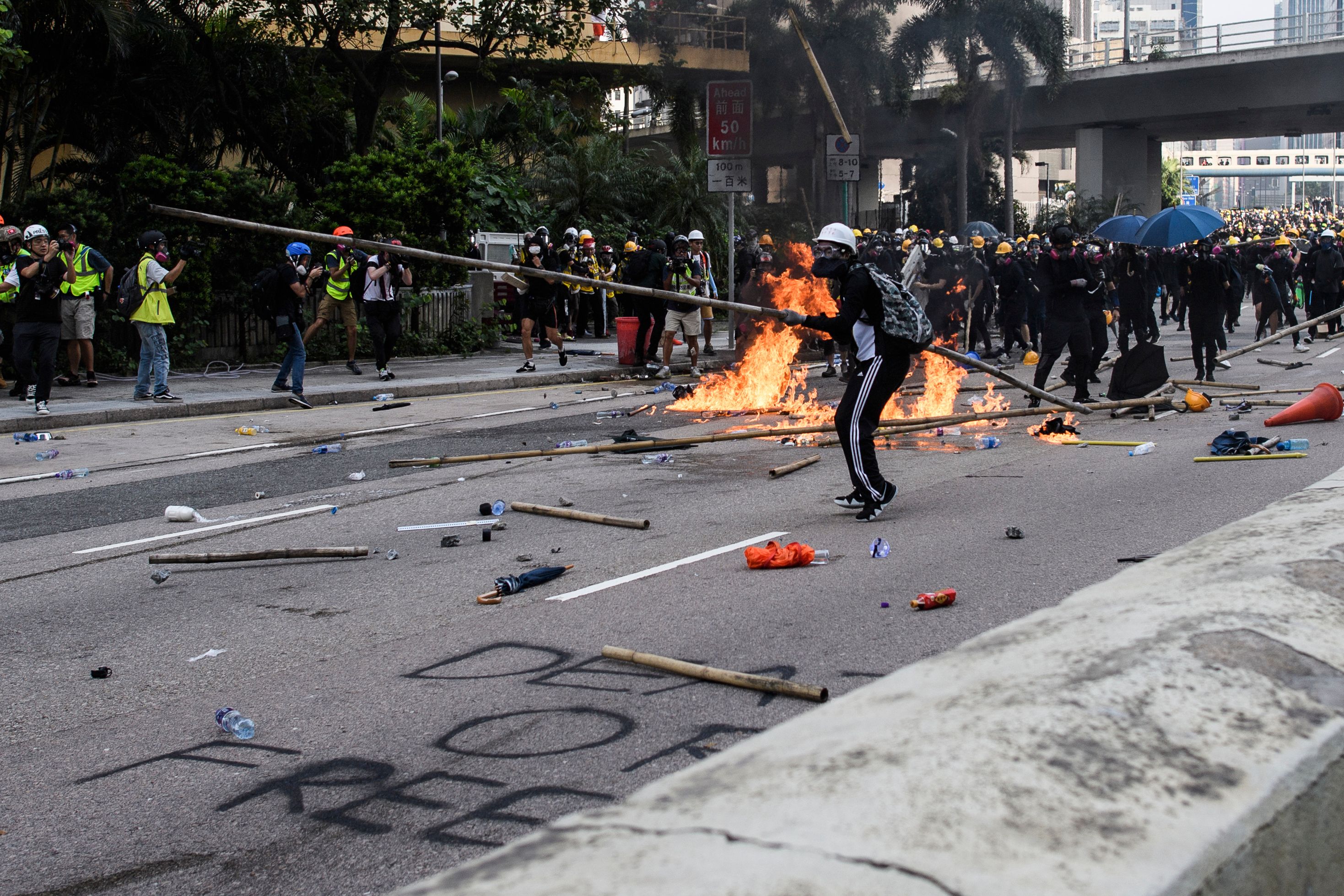Manifestantes 
 se enfrentan a la Policí en la bahía de Kowloon en Hong Kong, durante la última oposición a una ley de extradición planificada que se ha transformado en un llamado más amplio por los derechos democráticos en la ciudad semiautónoma.  (Foto Prensa Libre: AFP)