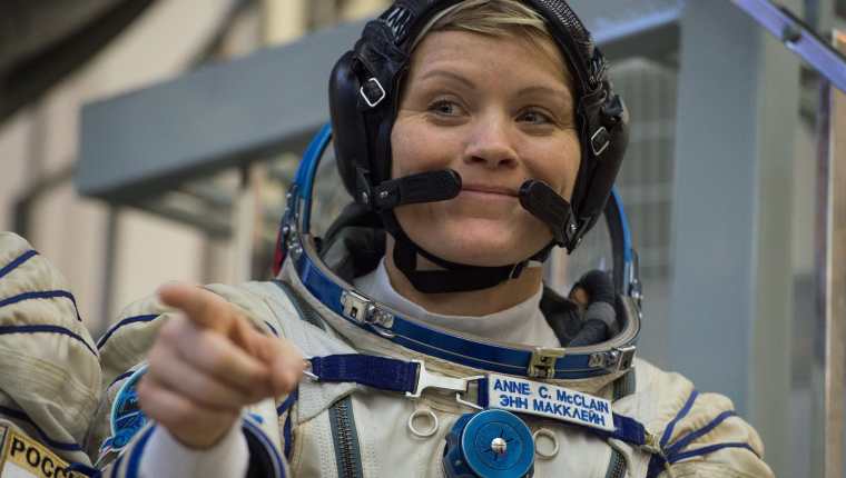 En el 2018, la astronauta Anne McClain participó en un viaje espacial, cuyo fin pretendía realizar la primera caminata femenina de la Nasa, pero la misión fracasó. (Foto Prensa Libre: AFP)
