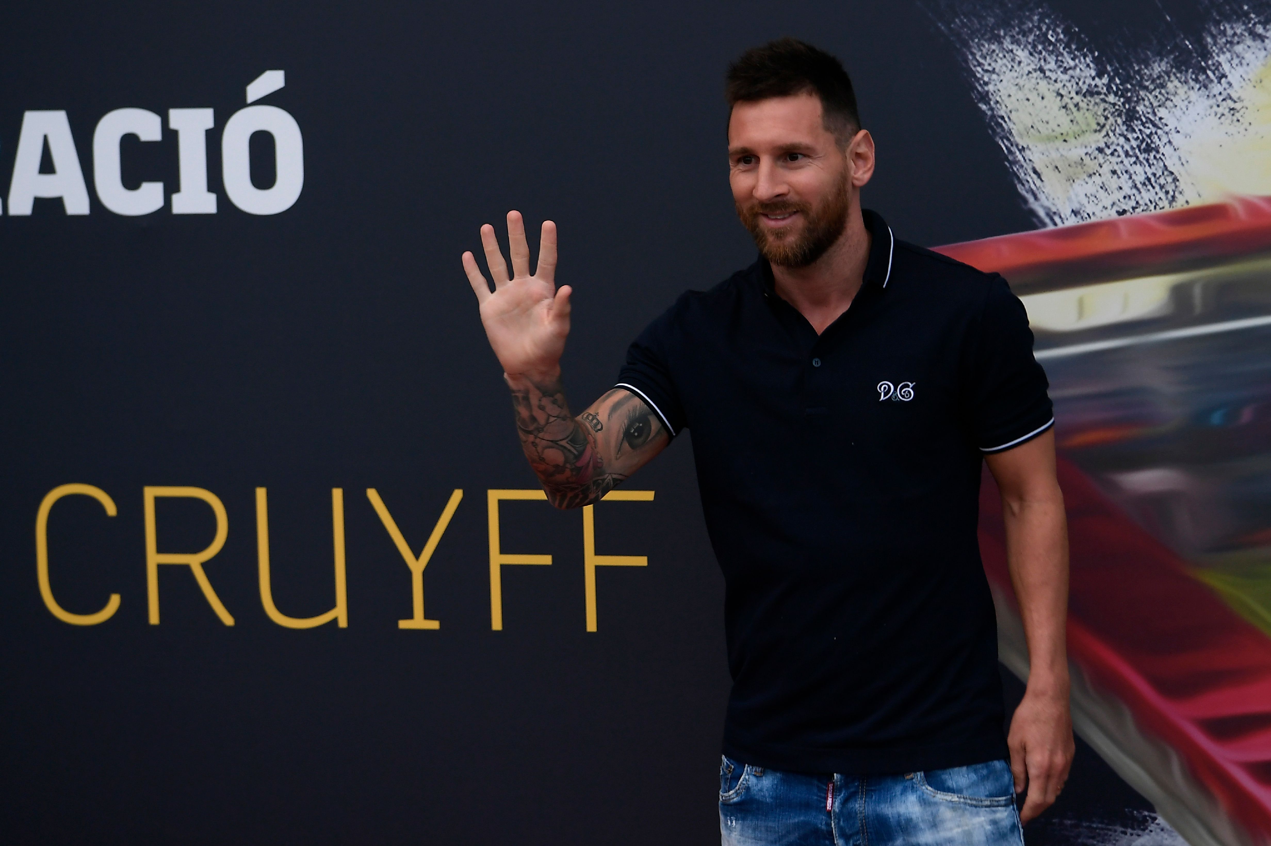 Lionel Messi recibió el galardón por ser uno de los mas votados. (Foto Prensa Libre: AFP)