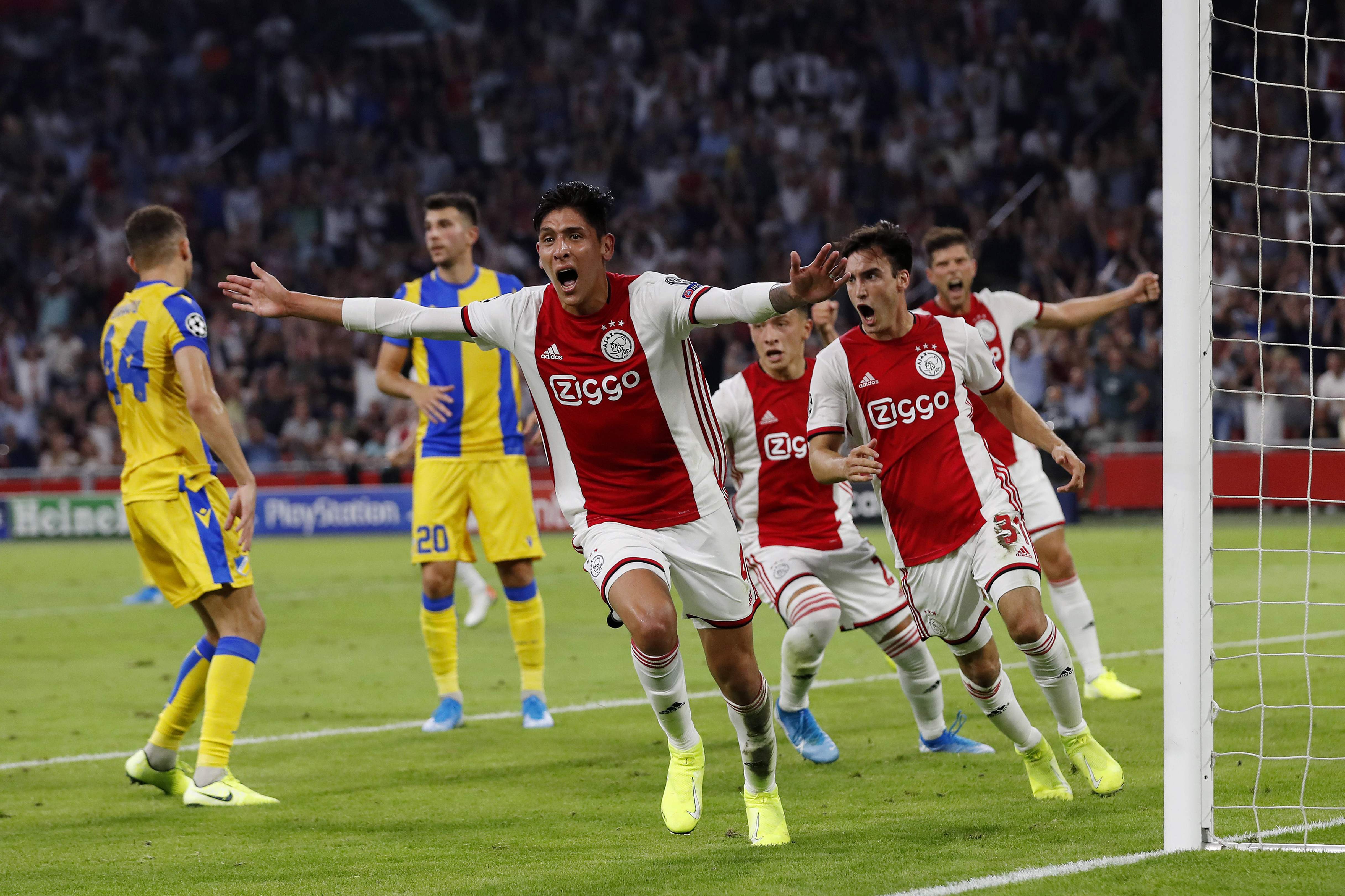 Edson Álvarez festeja su primer gol con el Ajax. (Foto Prensa Libre: AFP)