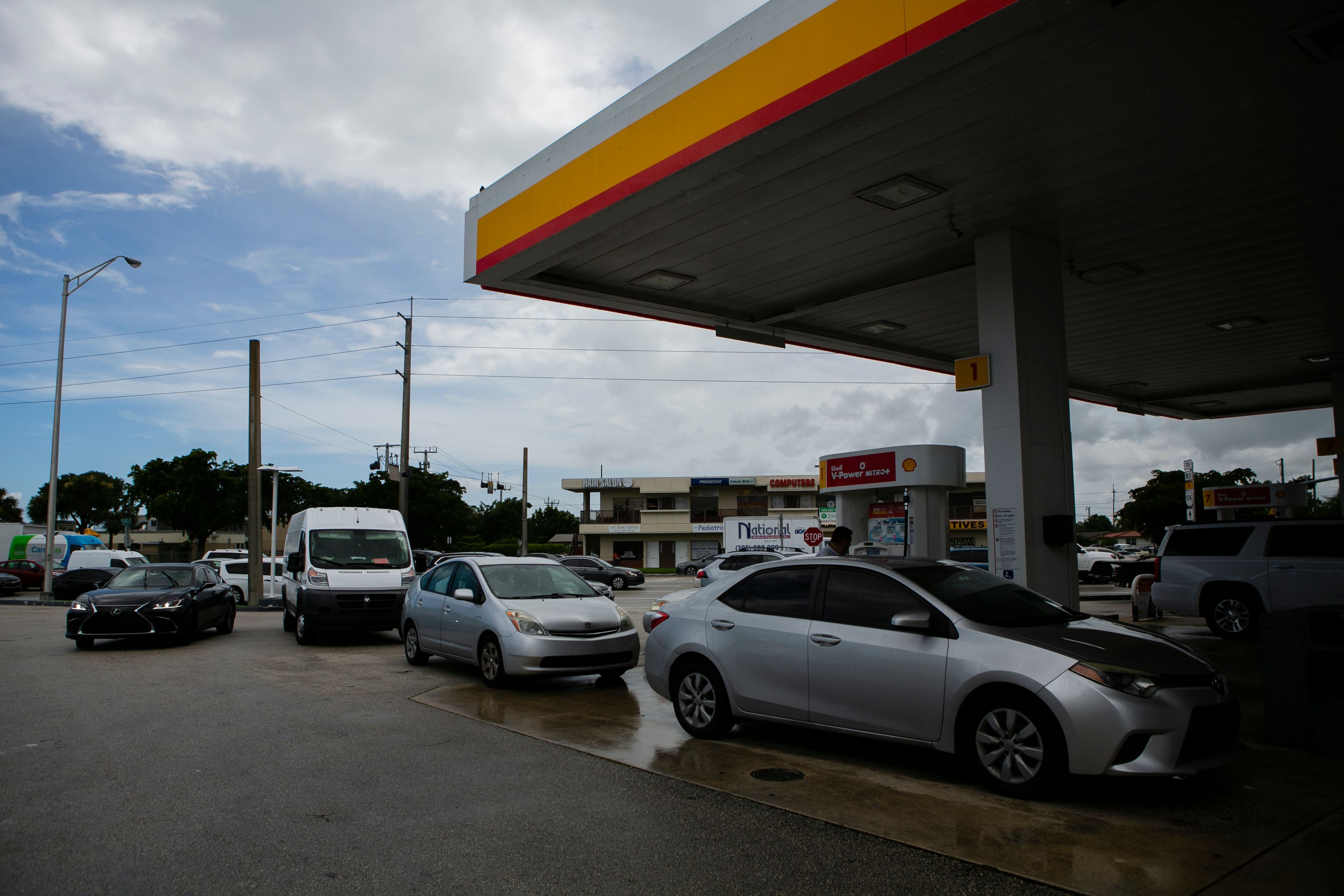 Residentes de Miami esperan llenar combustible, en las horas previas al azote del huracán Dorian. (Foto Prensa Libre: AFP)