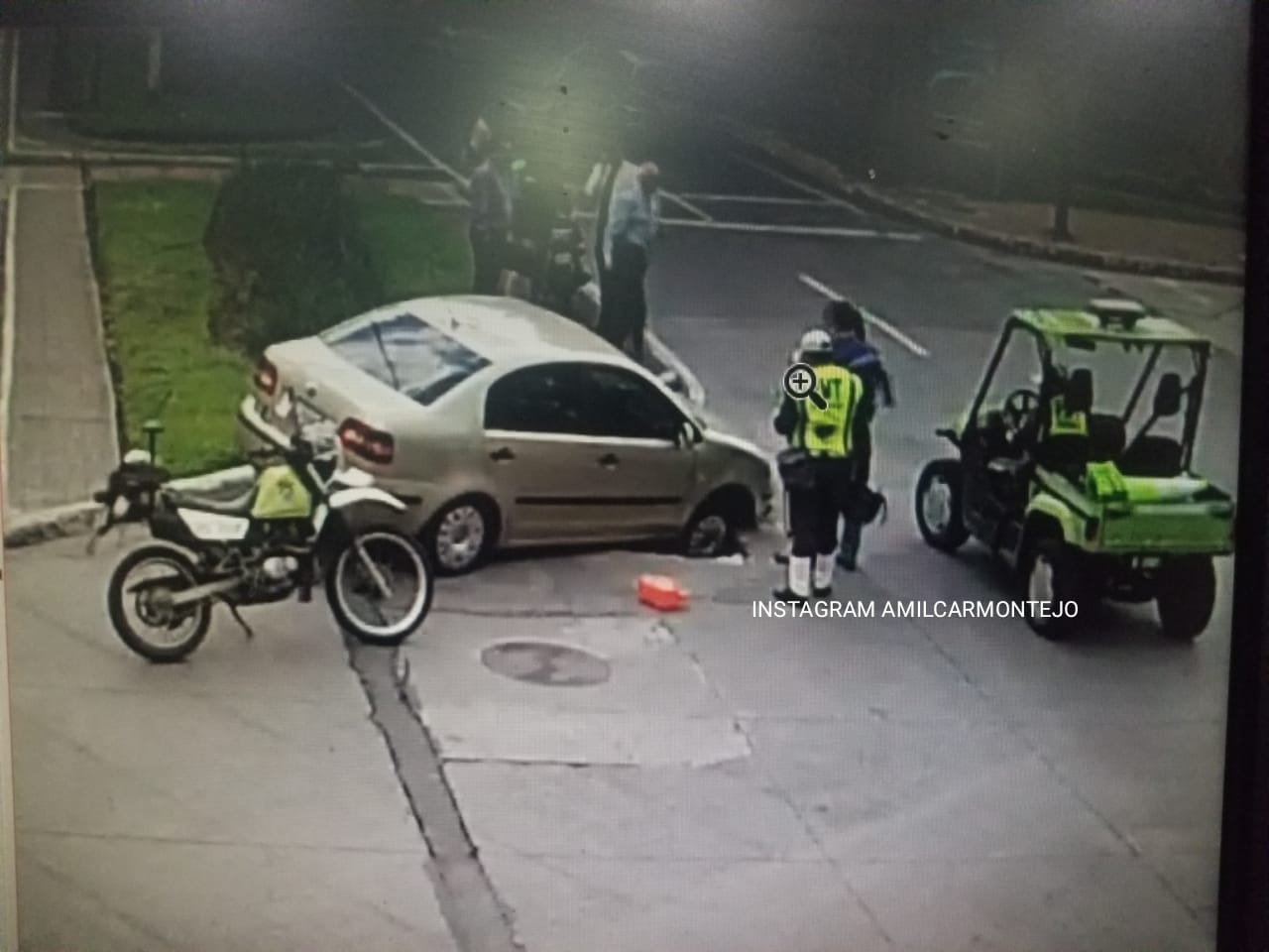 La llanta de un vehículo cayó en el agujero en la zona 9. (Foto Prensa Libre: Amílcar Montejo).
