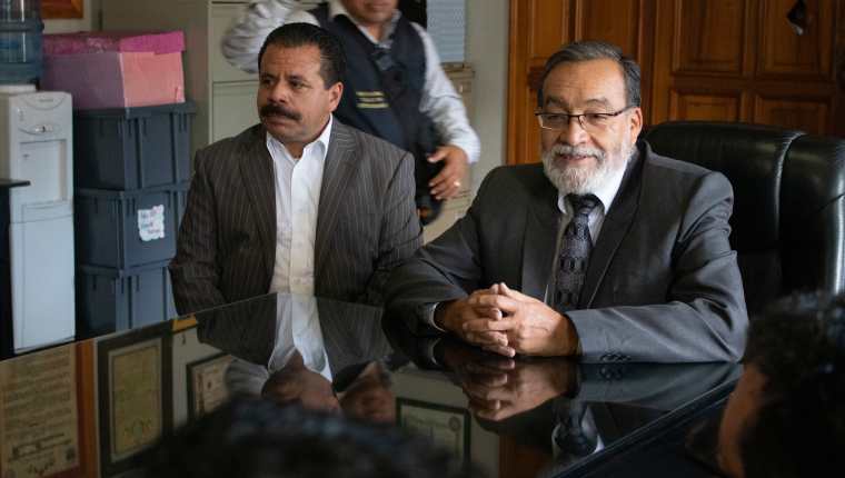 Juan Fernando López, alcalde electo de Xela, y el actual jefe edil, Luis Grijalva, se reunieron para comenzar la transmisión de mando en la Municipalidad. (Foto Prensa Libre)  