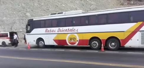 Bus de las rutas Orientales en el que murió baleado el migrante hondureño en la ruta al Atlántico. (Foto Prensa Libre: @Provial).