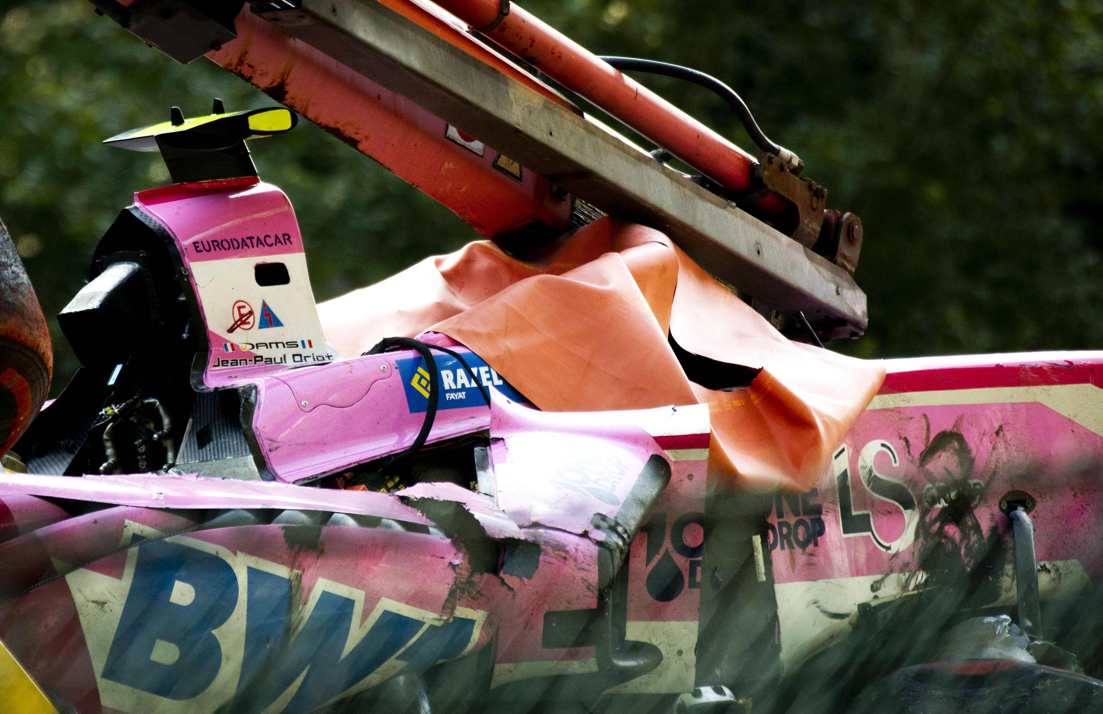 Así quedó el automóvil del piloto Antoine Hubert, después del accidente. (Foto Prensa Libre: AFP)