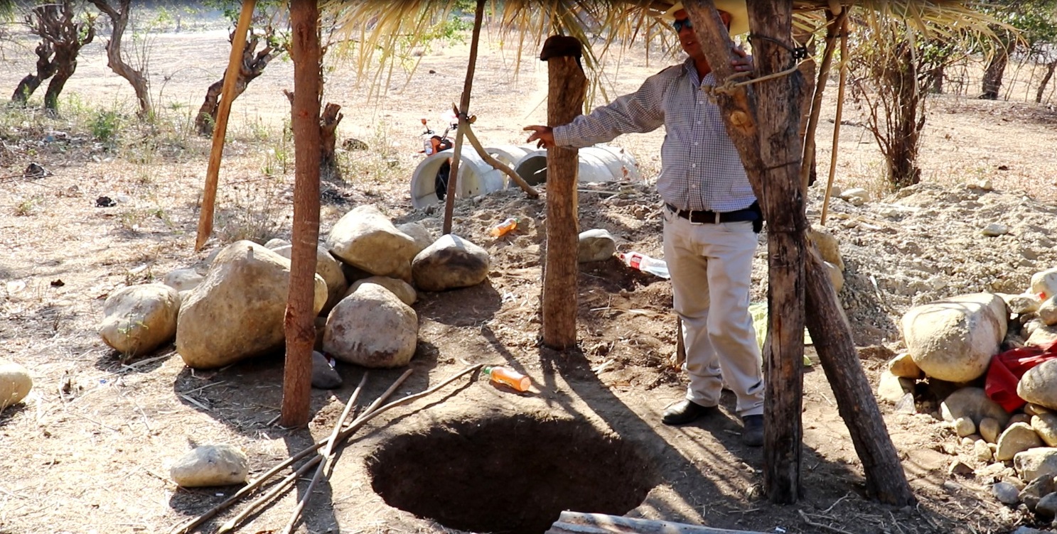 Élder Osorio, coordinador de la Oficina de agua y alcantarillado de Chiquimula señala un pozo con el cual esperan solucionar, en parte, el problema de escasez de agua el casco urbano. (Foto Prensa Libre: Mario Morales) 