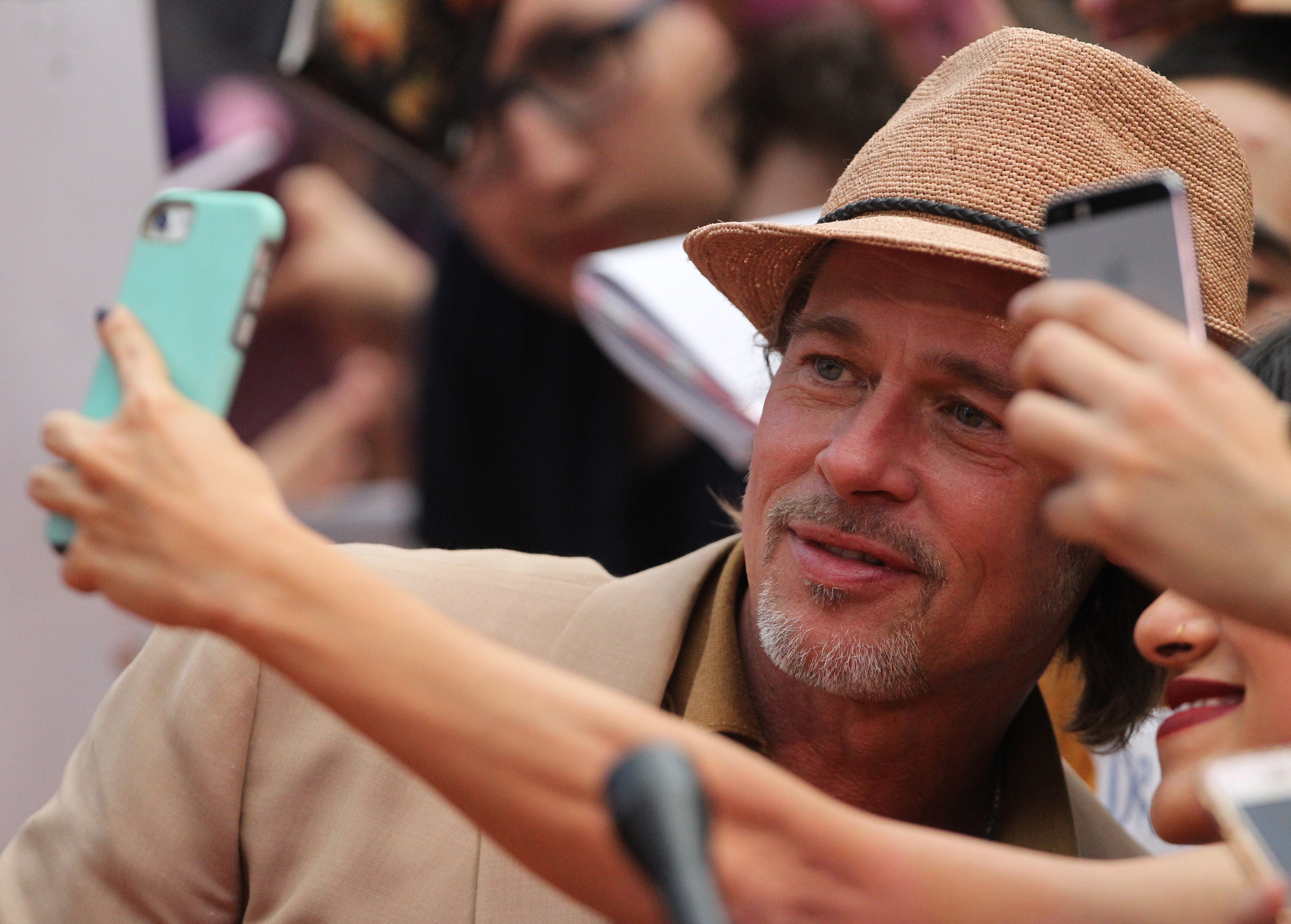 El actor estadounidense Brad Pitt, en una plaza comercial de la Ciudad de México. (Foto Prensa Libre: EFE)