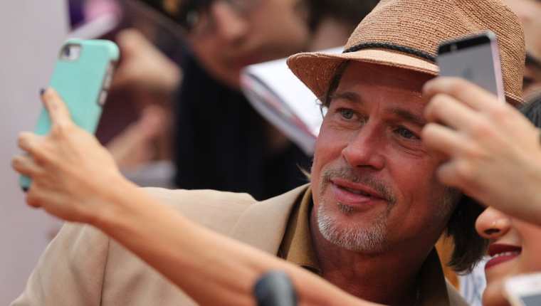 El actor estadounidense Brad Pitt, en una plaza comercial de la Ciudad de México. (Foto Prensa Libre: EFE)
