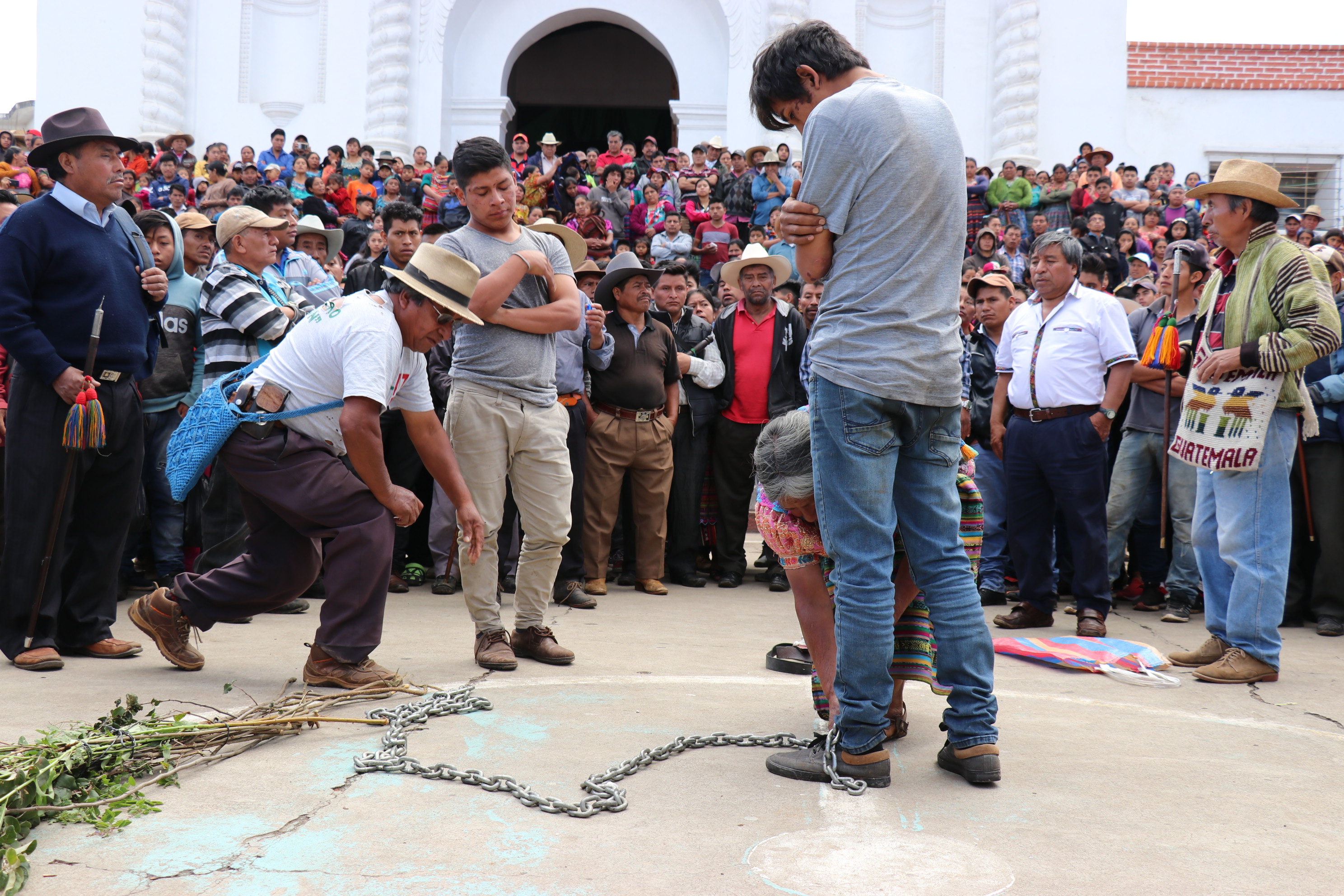 Juan Zapeta, alcalde indígena de Santa Cruz del Quiché, azota a un joven acusado de haber robad. (Foto Prensa Libre: Héctor Cordero)