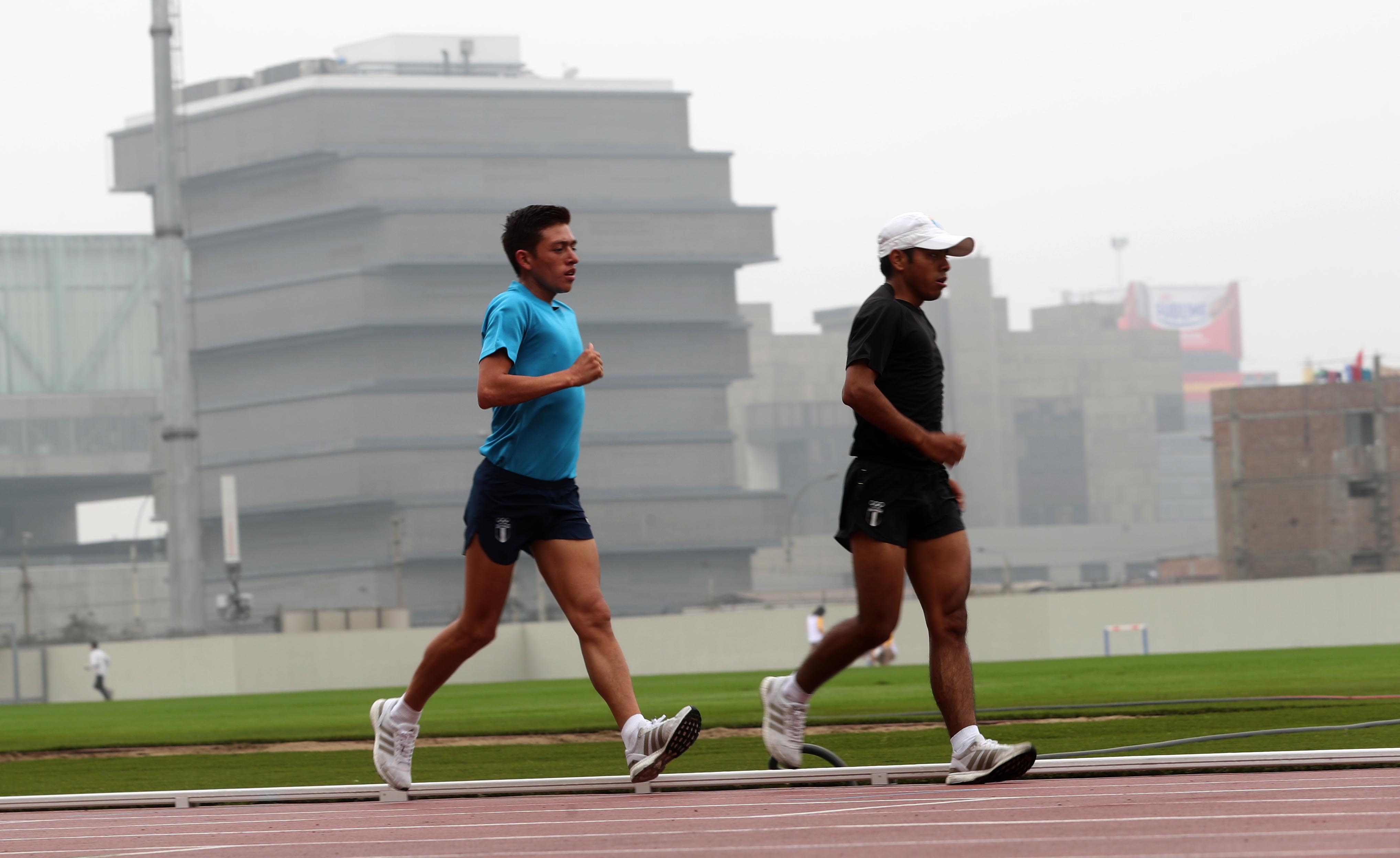 Los marchistas es alistan para la competencia del domingo próximo. (Foto Prensa Libre: Carlos Vicente)