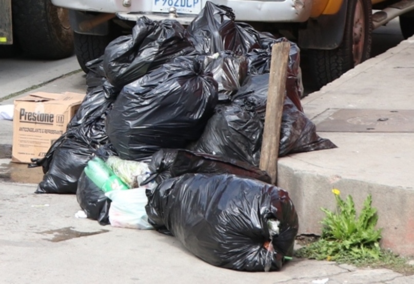 Vecinos pueden evitar que los trabajadores municipales sufran accidentes por los desechos. (Foto Prensa Libre: María Longo) 