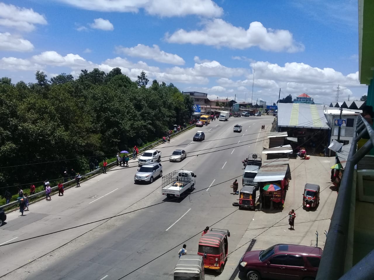 Automotores circulan con normalidad en el km 110 de la ruta Interamericana, Chichicastenango, Quiché, luego de que fue retirado el bloqueo. (Foto Prensa Libre: Héctor Cordero).