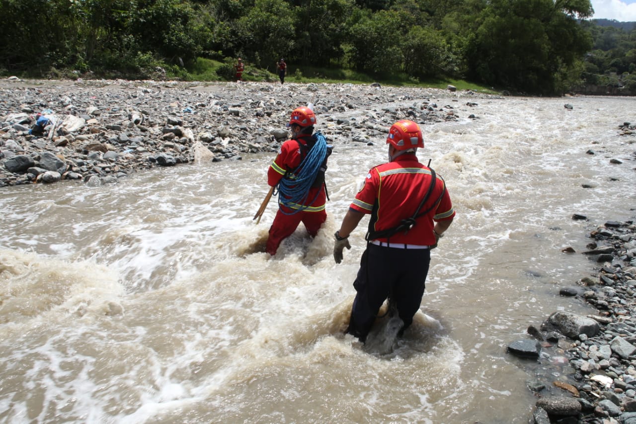 Los equipos de rescate buscan a las víctimas. (Foto Prensa Libre: Esbin García)