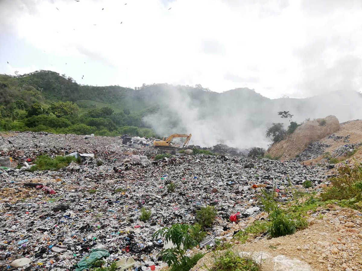 El vertedero municipal de San Benito, Petén, registra altos niveles de contaminación, los cuales afectan a la población. (Foto Prensa Libre: Dony Stewart) 