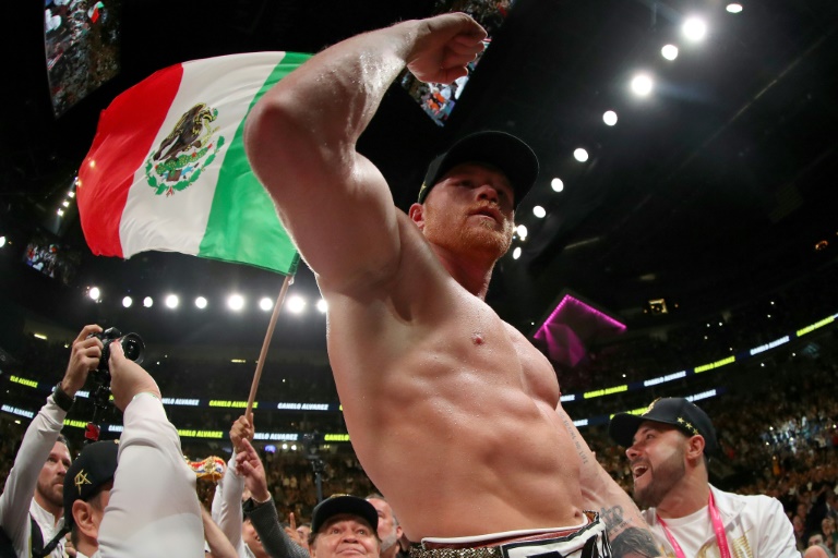 El campeón mundial de peso mediano el mexicano Saúl "Canelo" Álvarez perderá uno de sus títulos. (Foto Prensa Libre: AFP)