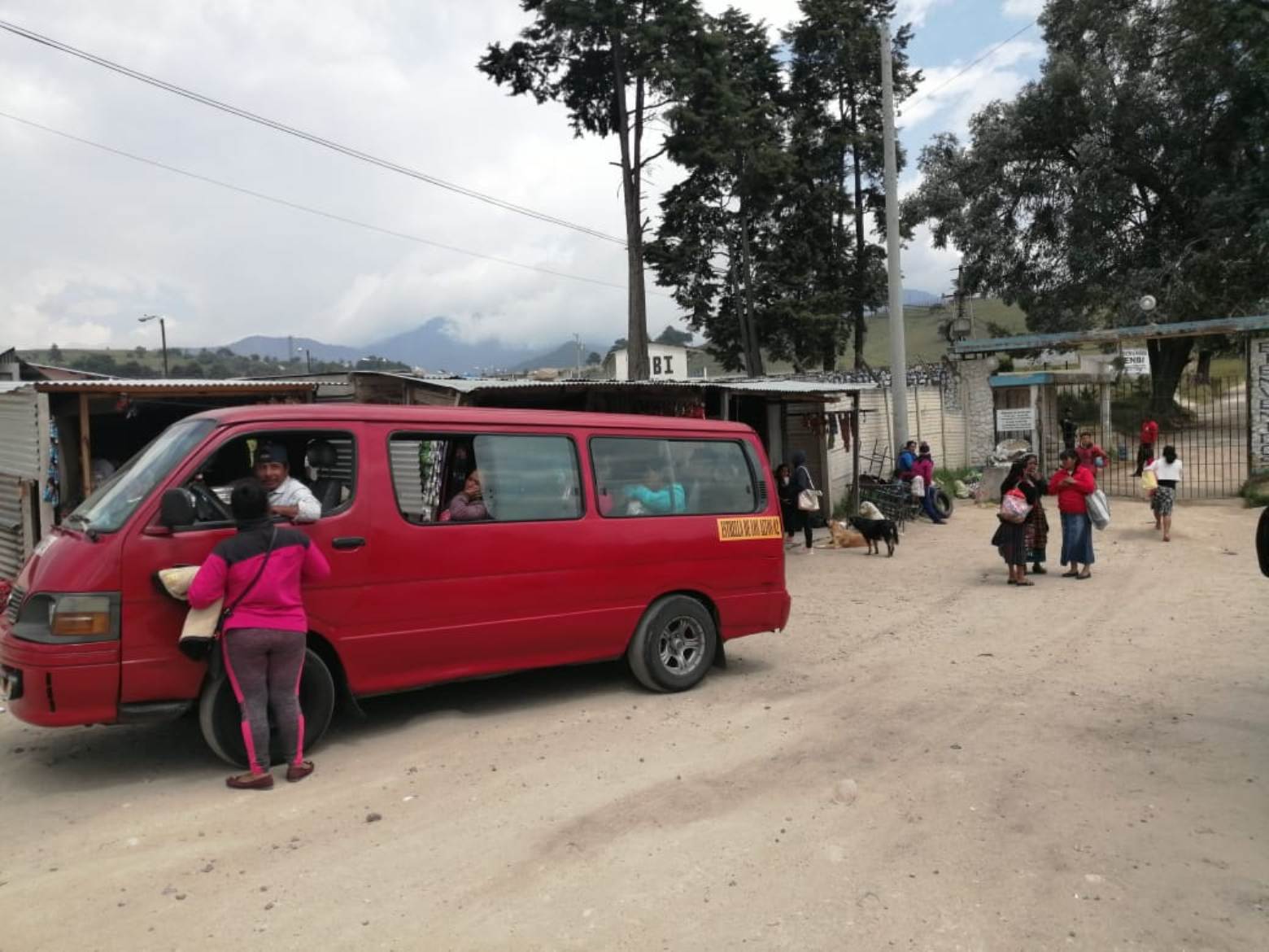 Las personas que estaban de visita en la Granja Penal Cantel fueron evacuadas por el  suceso. (Foto Prensa Libre: María Longo) 