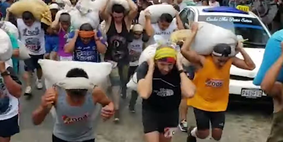 Competidores ponen a prueba su resistencia física en la carrea Hombres de Maíz, en Tactic. (Foto Prensa Libre: Tomada de video).

