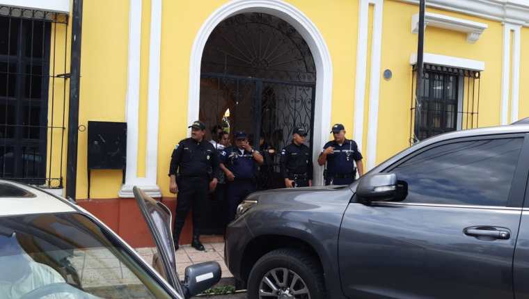 Autoridades durante los cateos en la comuna de Escuintla por posible acto de corrupción. (Foto Prensa Libre: Enrique Paredes). 

