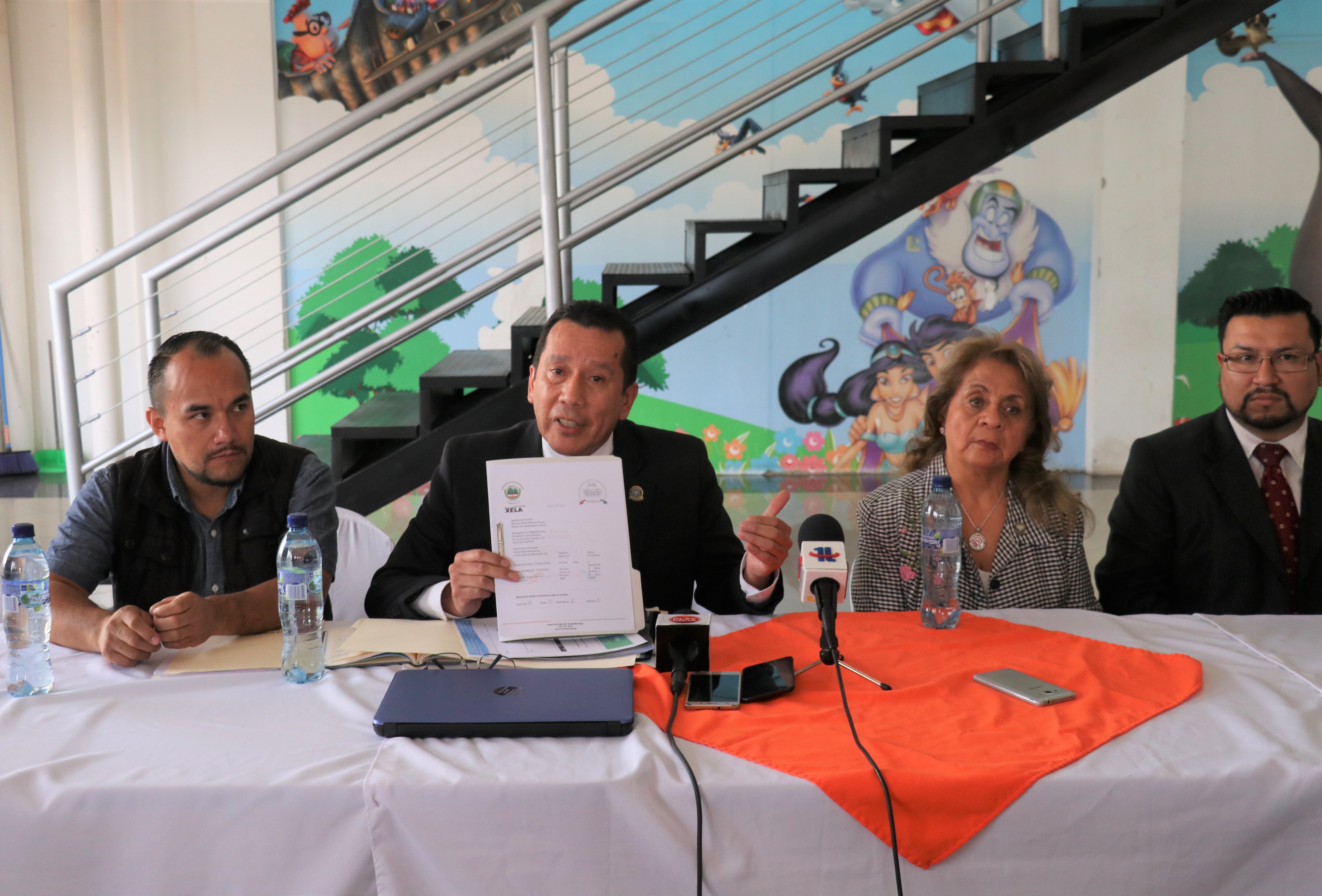 Integrantes de Fraternidad Quetzalteca, indicaron que el próximos días definirán la sede oficial de Reina Nacional de las Fiestas de Independencia. (Foto Prensa Libre: Raúl Juárez)