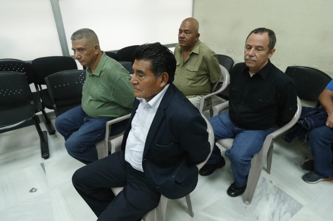 Los cuatro detectives de la extinta Policía Nacional escuchan la sentencia en su contra por la muerte de detective que investigaba el caso Myrna Mack. (Foto Prensa Libre: Esbin García). 