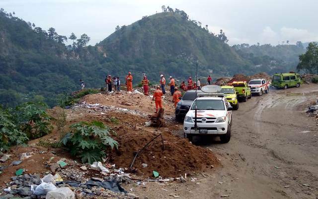 Como parte de las acciones de búsqueda de los menores desaparecidos en la zona 7, se ha instalado un Puesto de Comando a la orilla de este río de aguas residuales en Chinautla. (Foto Prensa Libre: Conred). 

