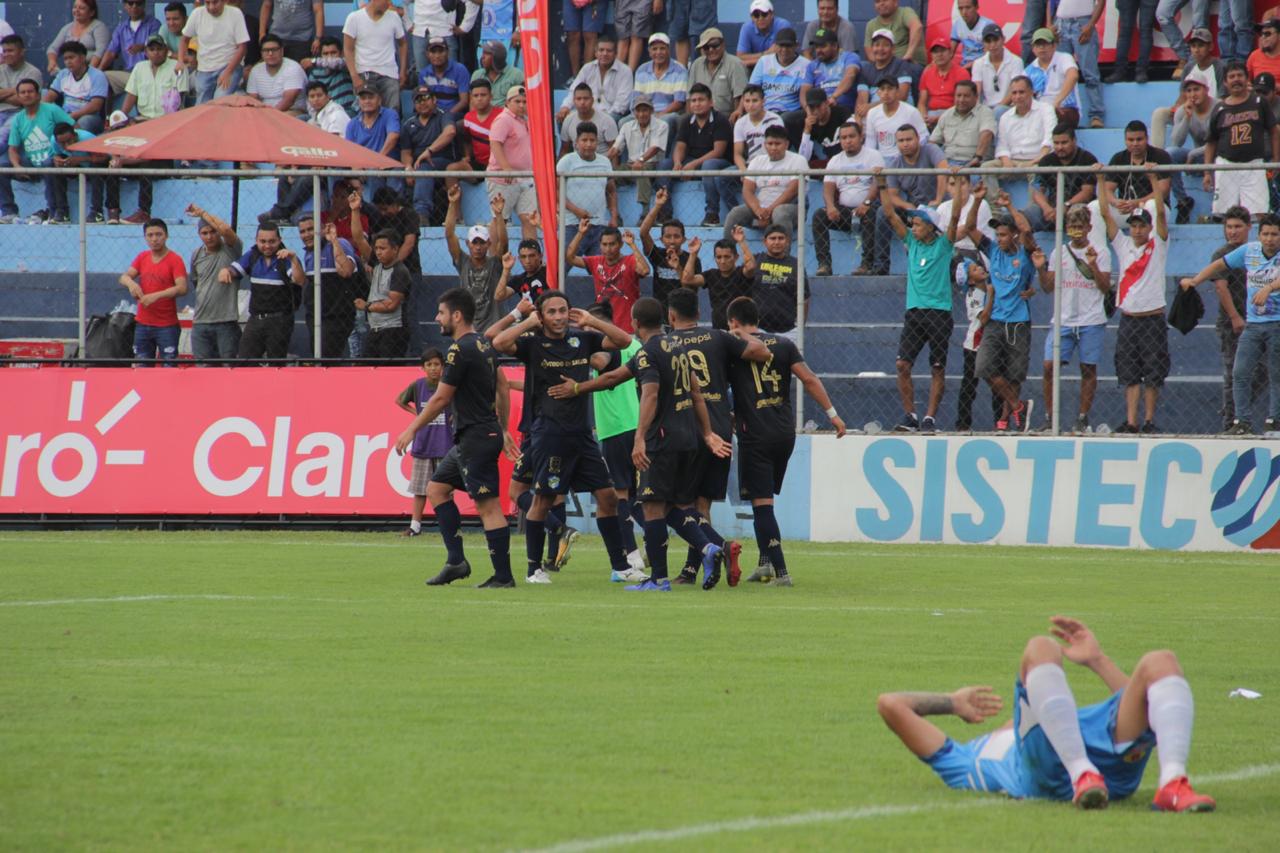 Los jugadores cremas celebran el gol del empate. (Foto Prensa Libre: Cortesía Javier del Cid)