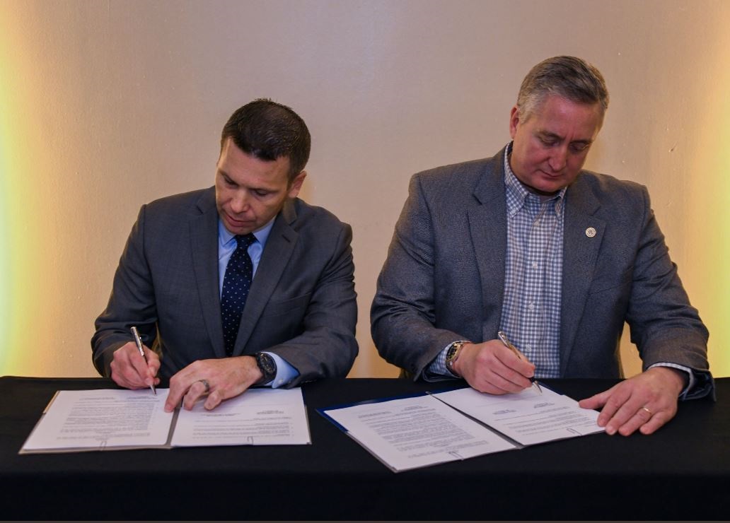 Kevin McAleenan, secretario de Seguridad Nacional de Estados Unidos, y Enrique Degenhart, ministro de Gobernación de Guatemala, firman el convenio para prevenir y combatir delincuencia y otras amenazas a la seguridad pública. (Foto Prensa Libre: @DHSMcAleenan).