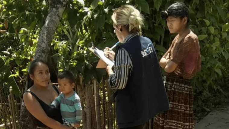 Encuestadores de ProDatos visitan una de las comunidades rurales de Guatemala para medir la intención de voto previo a la segunda vuelta electoral de 2019. (Foto  Prensa Libre: ProDatos)