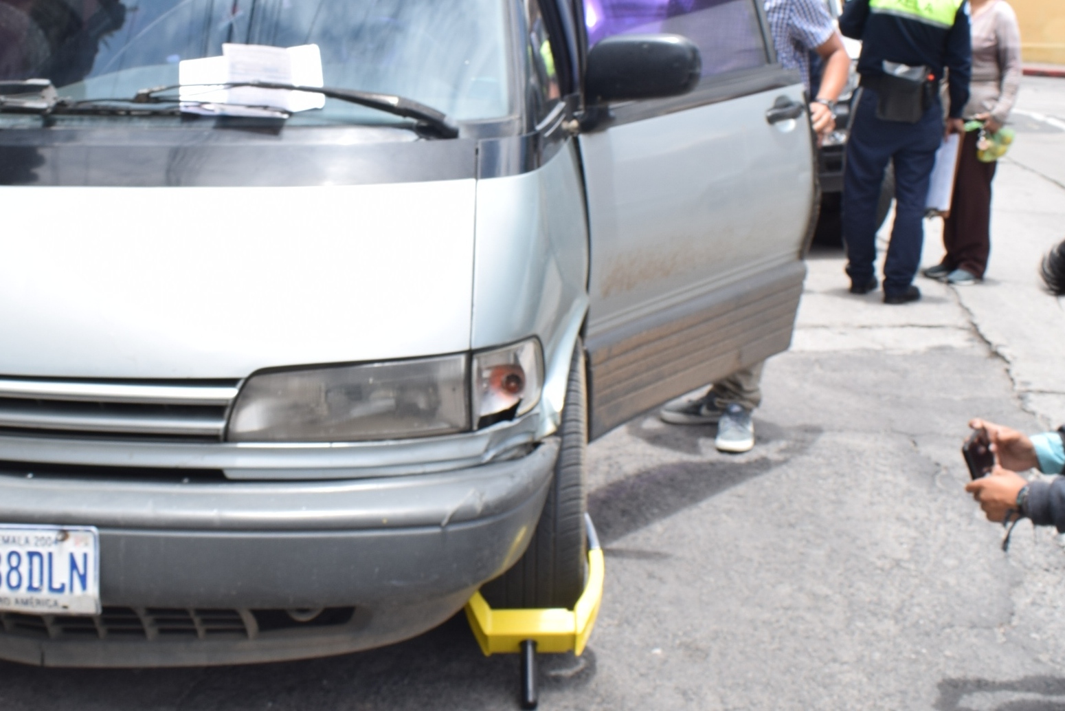 La Municipalidad de Quetzaltenango adquirió 18 cepos para implementar esta medida en la ciudad. (Foto Prensa Libre: María Longo) 