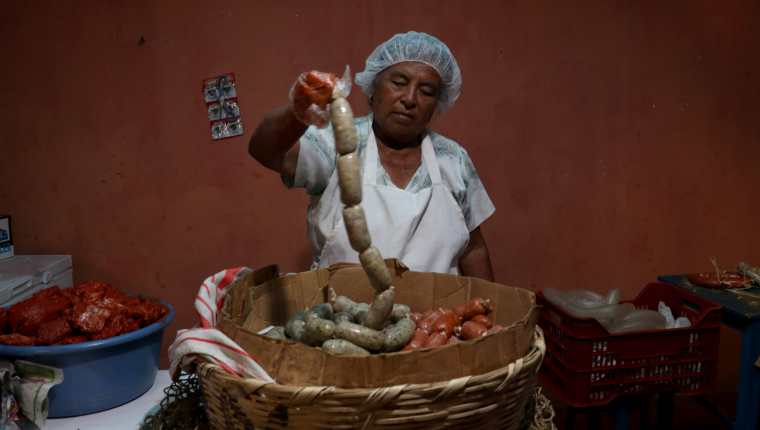 Antonia Matías muestra parte de la producción de chorizo y longaniza en su taller artesanal en Huehuetenango. (Foto Prensa Libre: Mike Castillo)