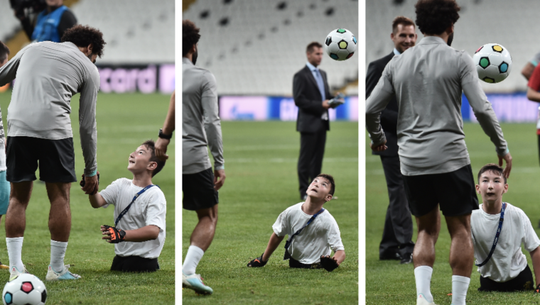 Mohamed Sala compartió unos momentos con un niño con capacidades especiales. (Fotos Prensa Libre: AFP) 