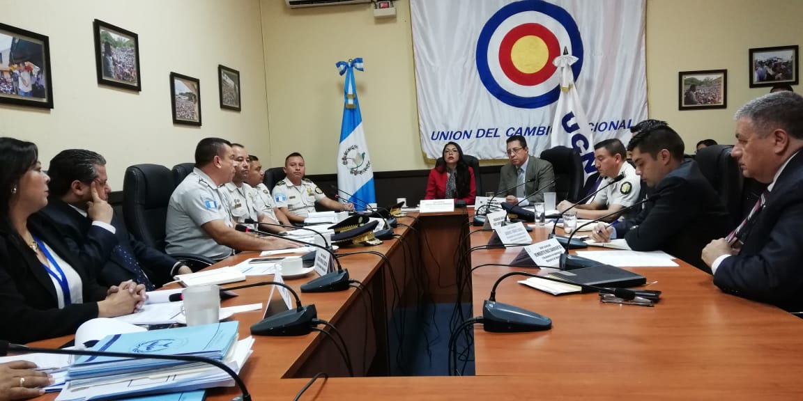 Funcionarios del Ministerio de Gobernación y el Sistema Penitenciario participan en una citación con miembros de la Comisión de Gobernación del Congreso. (Foto Prensa Libre: Carlos Álvarez)