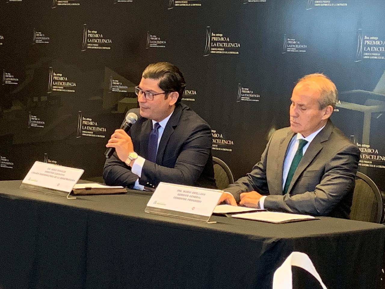Janio Rosales, director ejecutivo de Cámara Guatemalteca de la Construcción, y Mario Orellana, gerente general de Cementos Progreso presentaron las bases del premio. (Foto Prensa Libre: cortesía)