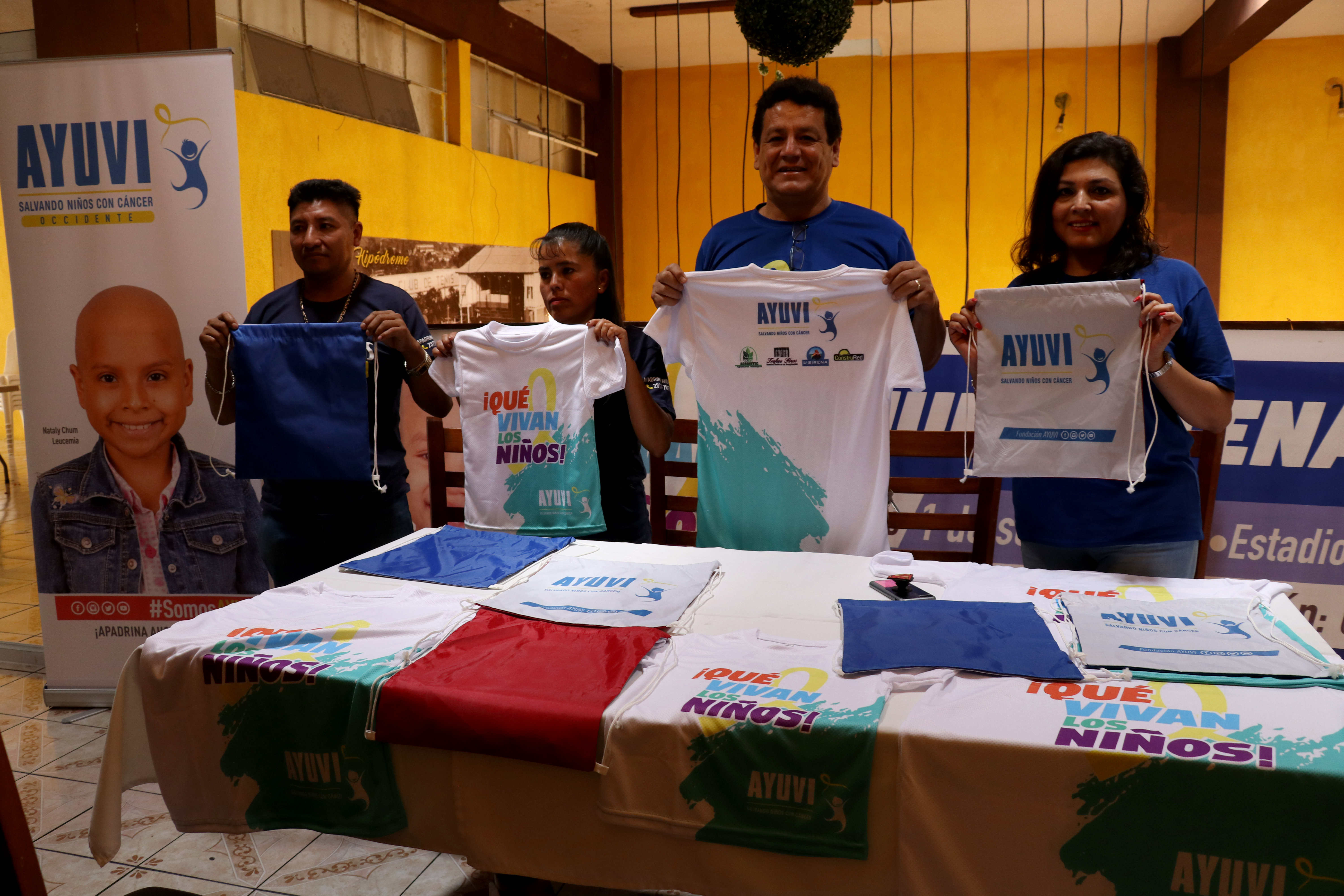 Voluntarios de Ayuvi invitan a participar en una carrera a beneficio de niños con cáncer, en Huehuetenango. (Foto Prensa Libre: Mike Castillo)