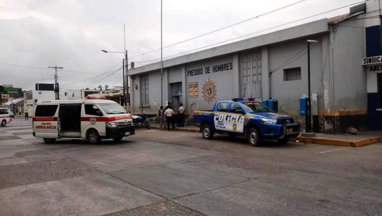 Bomberos y Policía Nacional Civil atendieron la emergencia en la cárcel de Jalapa, donde el 24 de febrero de este año hubo una riña  (Foto Prensa Libre: Hemeroteca PL) 

