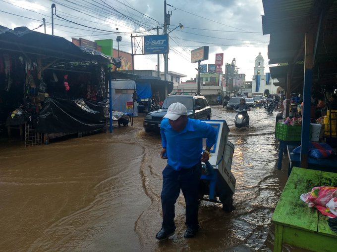 Fuerte lluvia causa inundaciones en la ciudad de Chimaltenango. (Foto Prensa Libre: Conred).