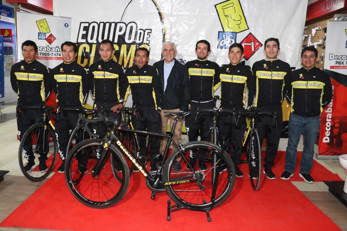 Los ciclistas posaron con las nuevas adquisiciones junto con el entrenador Alejo Mazariegos y René Cifuentes -centro- representante del equipo. (Foto Prensa Libre: Raúl Juárez)