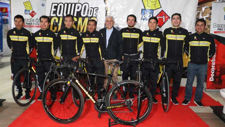 Los ciclistas posaron con las nuevas adquisiciones junto con el entrenador Alejo Mazariegos y René Cifuentes -centro- representante del equipo. (Foto Prensa Libre: Raúl Juárez)