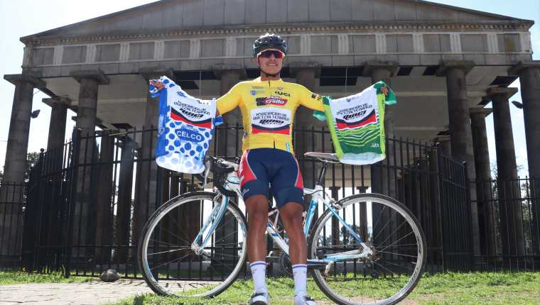 Edwin Sam, de 17 años, además de ser el campeón, ganó los maillot de campeón de montaña y mejor guatemalteco. (Foto Prensa Libre: Raúl Juárez)
