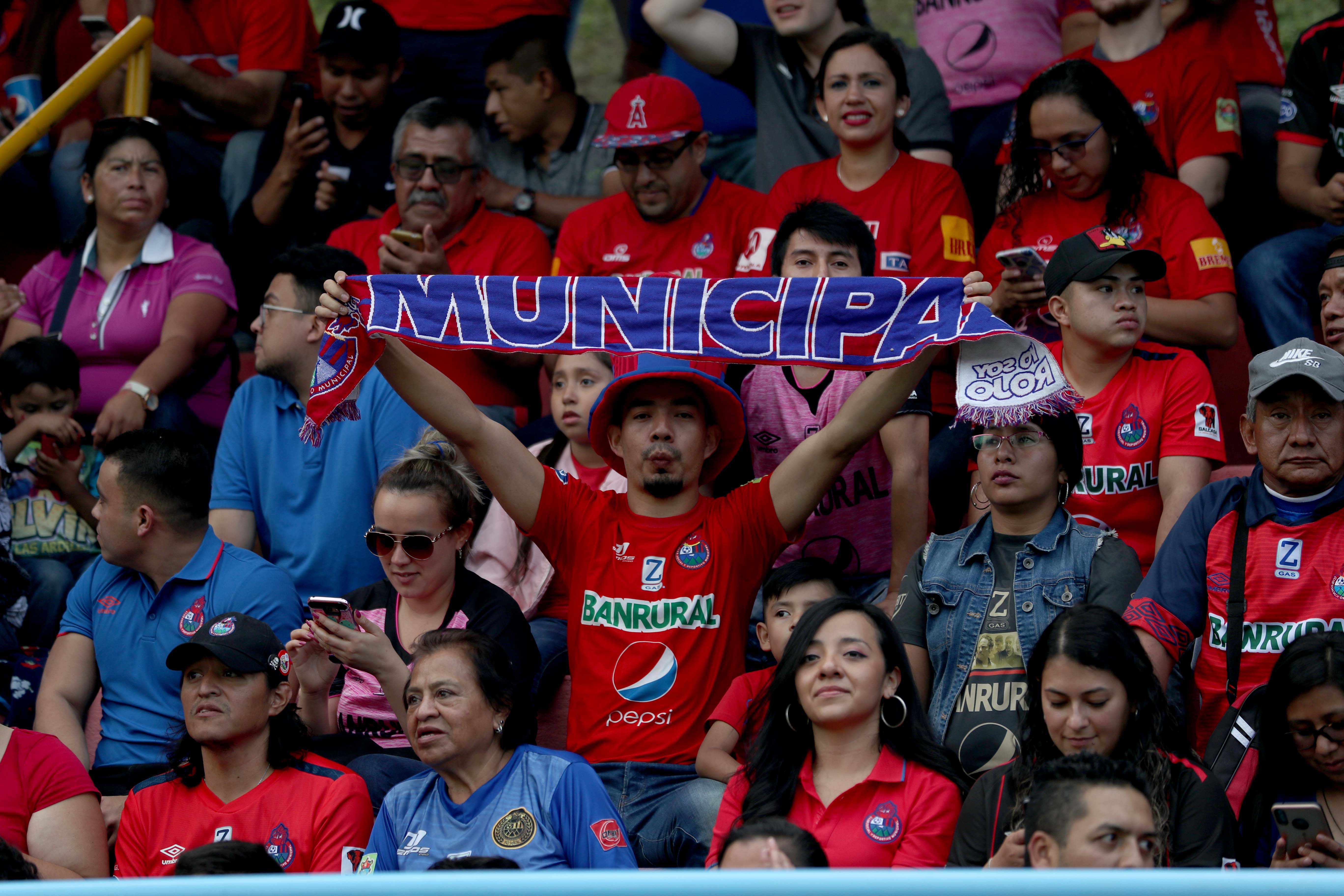 La afición escarlata le dio el  respaldo a su equipo contra Mixco en la fecha 5. (Foto Prensa Libre: Carlos Vicente)