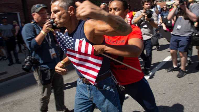 Un participante del Desfile del orgullo heterosexual se enfrenta a opositores en Boston, Estados Unidos. (Foto Prensa Libre: EFE)