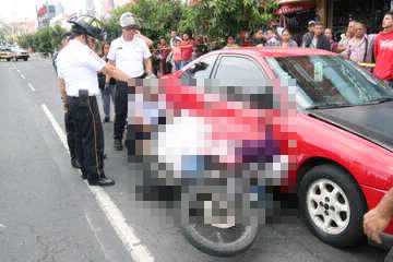 El motorista tenía 33 años aproximados. (Foto Prensa Libre: Bomberos Voluntarios)