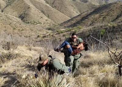 Momento en que agentes fronterizos trasladan a la compatriota hallada en el desierto de Arizona. Foto Prensa Libre: Patrulla Fronteriza
