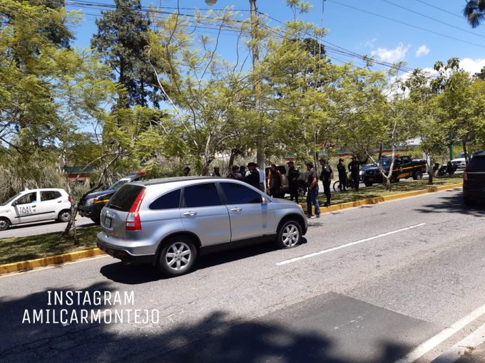 En este vehículo se transportaban los supuestos sicarios. (Foto Prensa Libre: @AmIlcarMontejo/Twitter)
