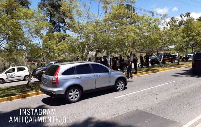 En este vehículo se transportaban los supuestos sicarios. (Foto Prensa Libre: @AmIlcarMontejo/Twitter)
