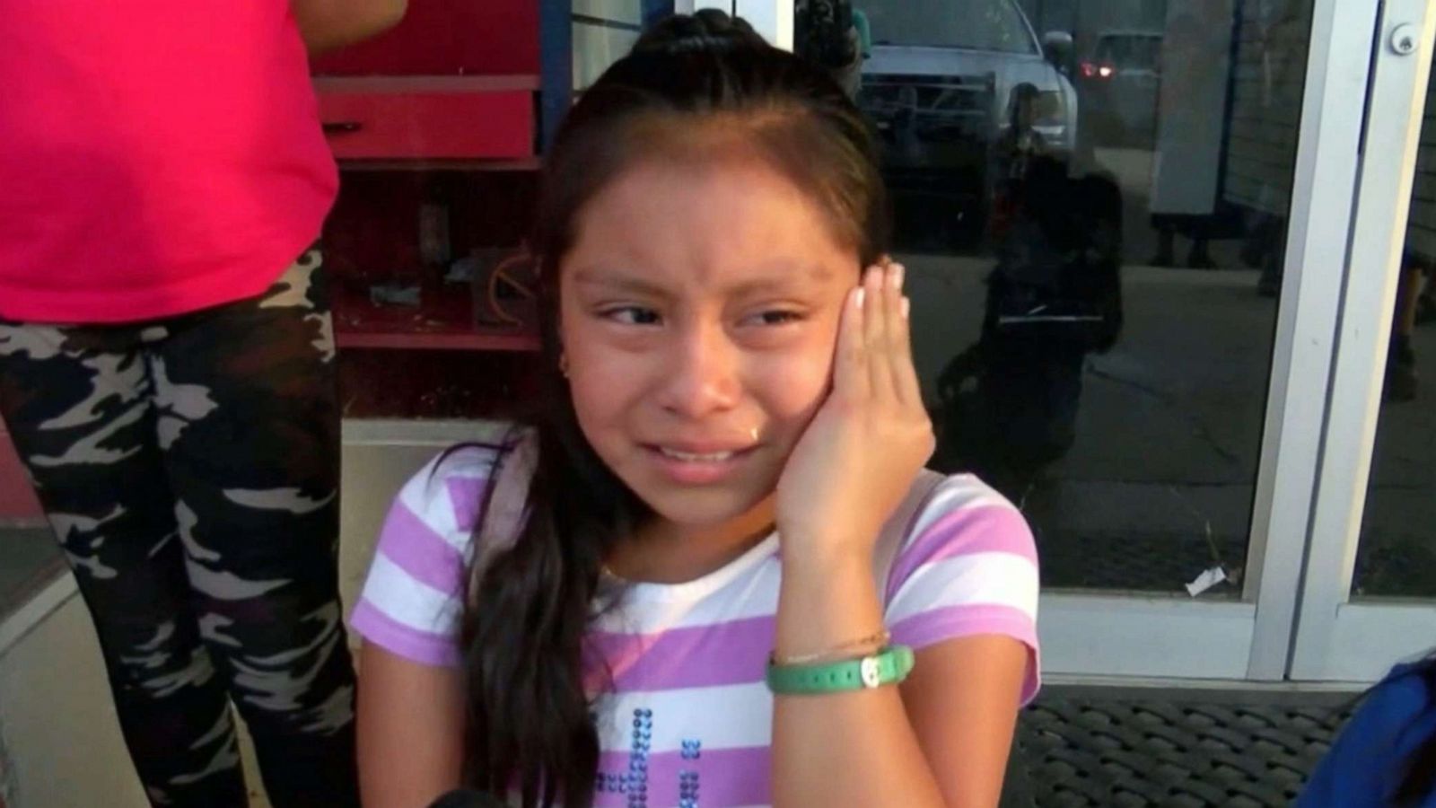 Magdalena Gomez Gregorio llora al suplicar por el regreso de su padre. 