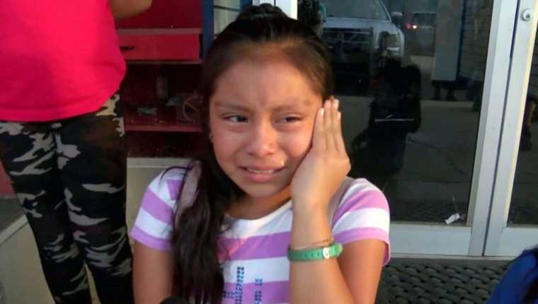 Magdalena Gomez Gregorio llora al suplicar por el regreso de su padre. 