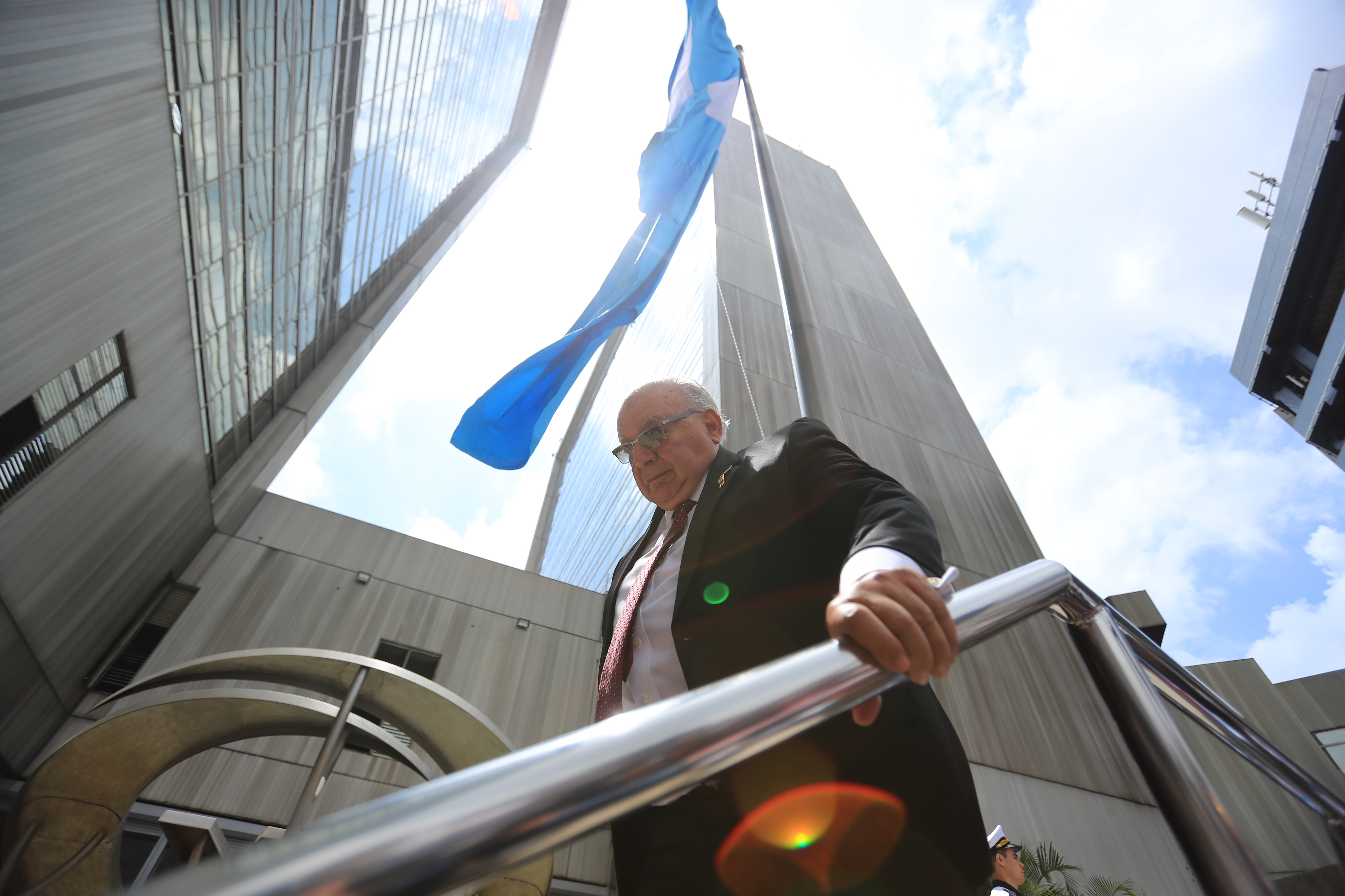 En el marco del Día de la Bandera, el Banco Industrial, rindió homenaje al Licenciado Diego Pulido Aragón por su trayectoria profesional y personal.